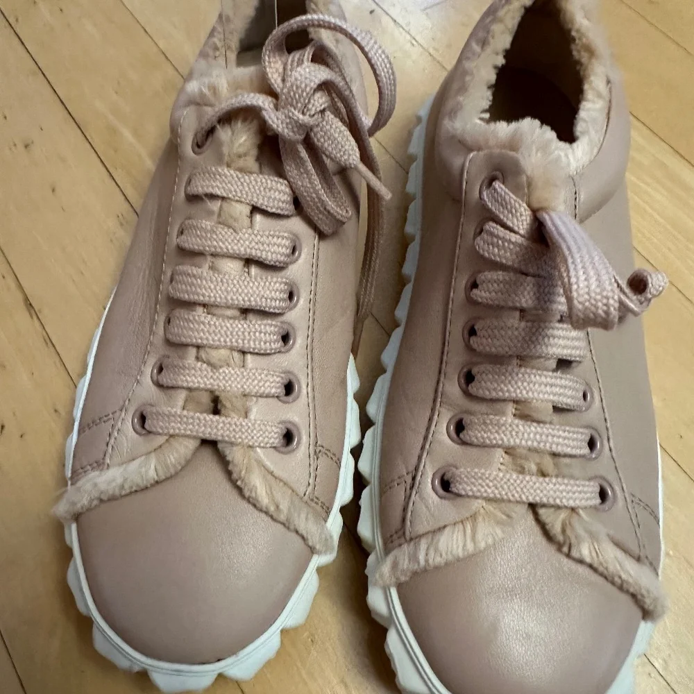 Like New Stuart Weitzman Blush beige Sneakers,7.5, CB2381 - Picture 3 of 7